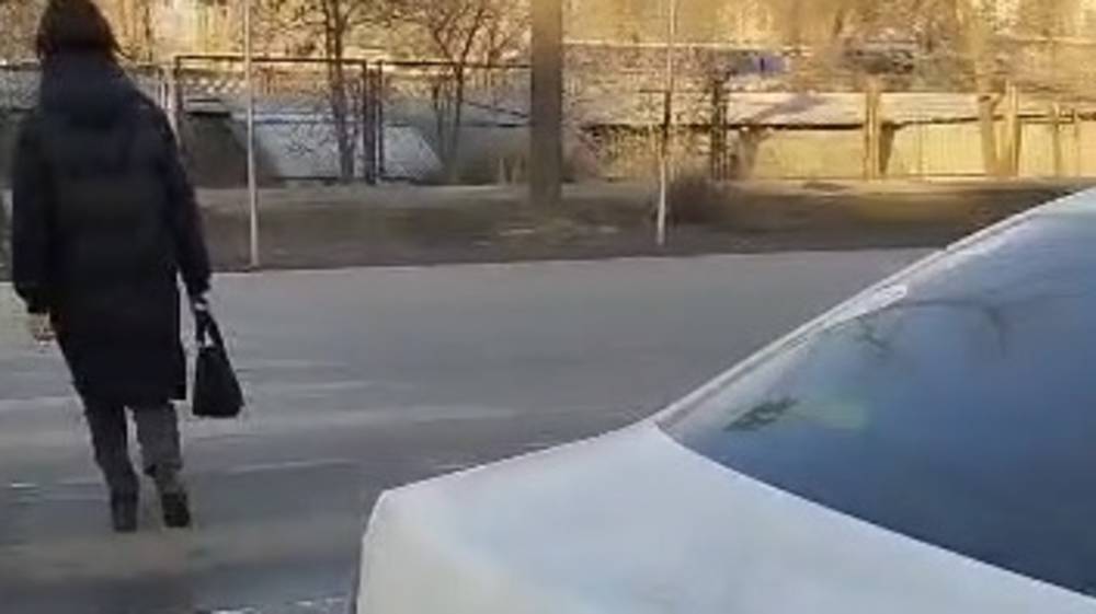 «Фольксваген» припарковали на «зебре». Видео