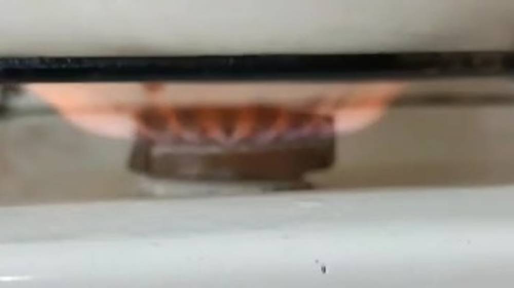 Горожанка жалуется на цвет горения газа. Видео