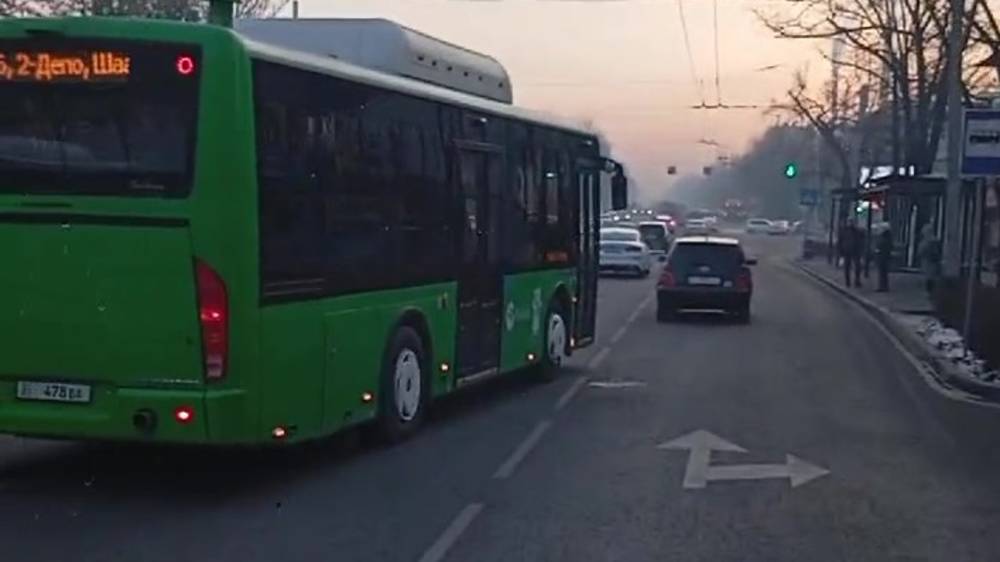 Водитель автобуса №5 с третьей полосы повернул на остановку. Видео