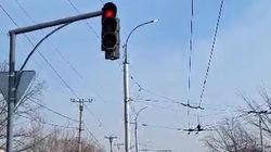 Лампы освещения на Салиевой горят. Видео мэрии