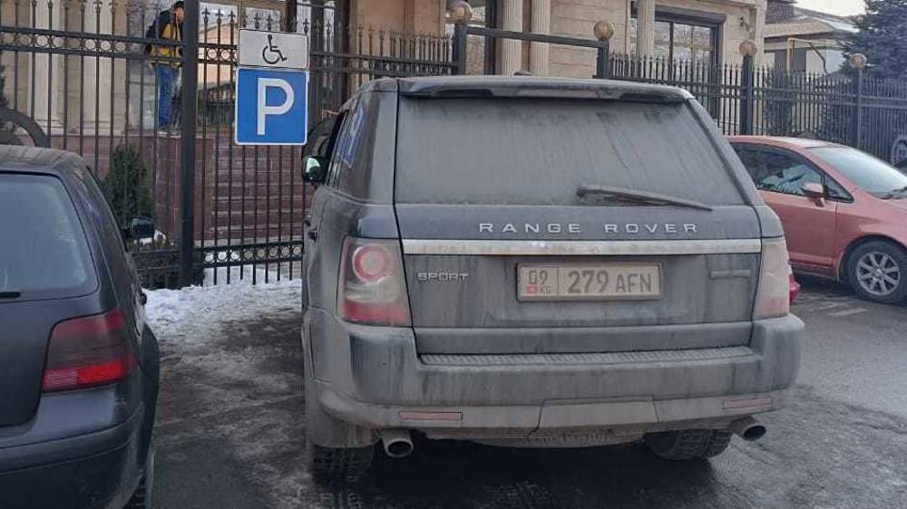 «Рендж Ровер» со штрафами более 20 тыс. сомов припаркован на месте для инвалидов. Фото