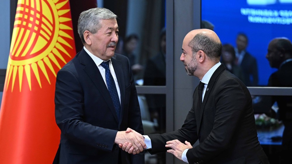 председатель кабмина КР Адылбек Касымалиев, региональный директор ИКАО Николас Ралло