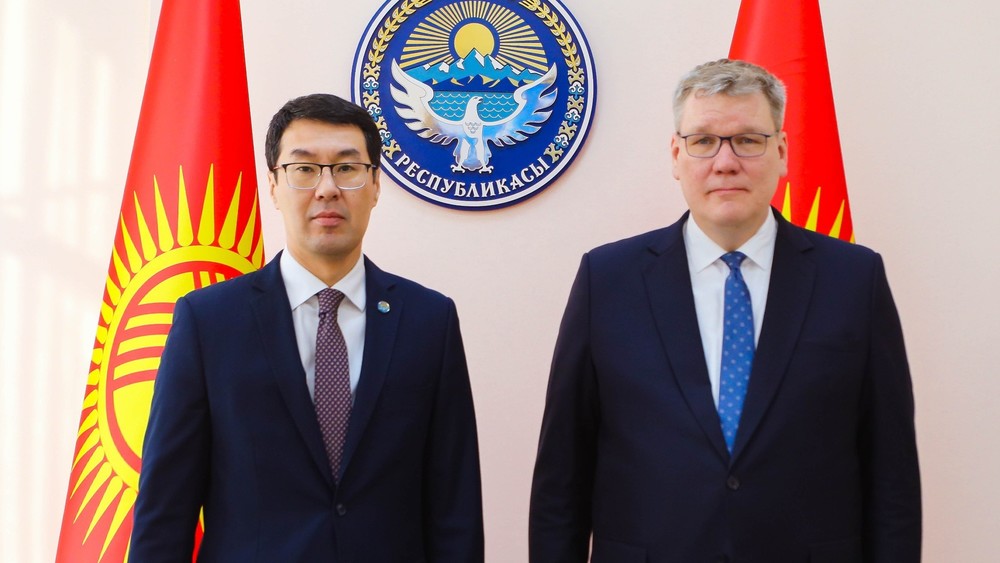 Замминистра Медер Абакиров и посол Янне Хейсканен