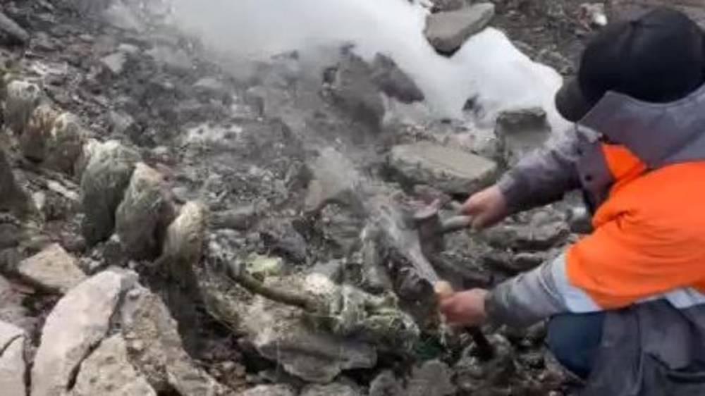 «Бишкекводоканал» устранил утечку воды на стройке на Жибек Жолу. Видео мэрии