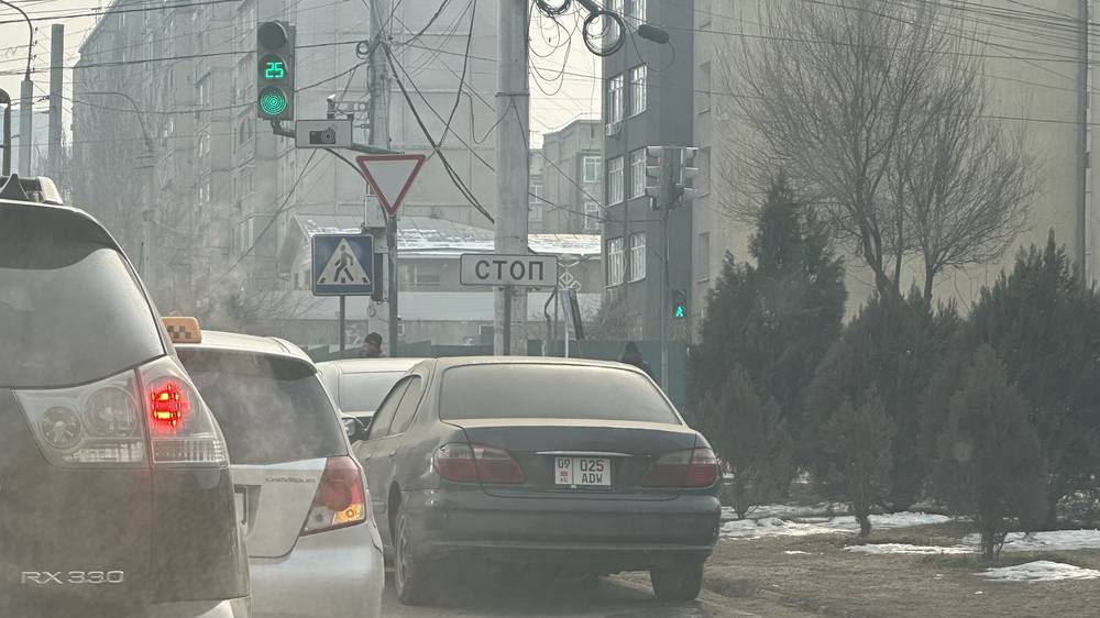 «Аккорд» припарковали в неположенном месте на Тыналиева. Фото горожанина