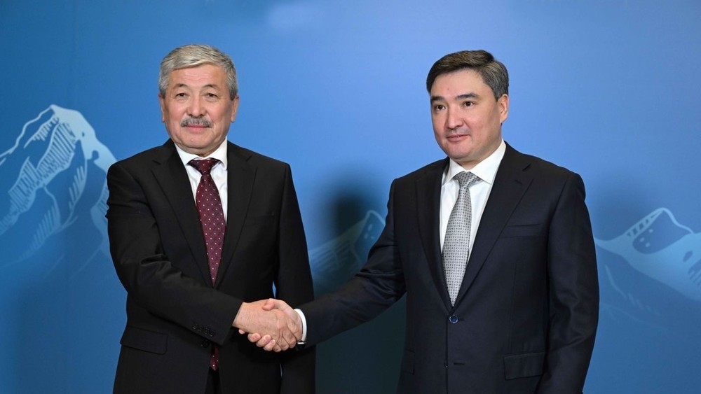 глава кабмина КР Адылбек Касымалиев и премьер-министр Казахстана Олжас Бектенов