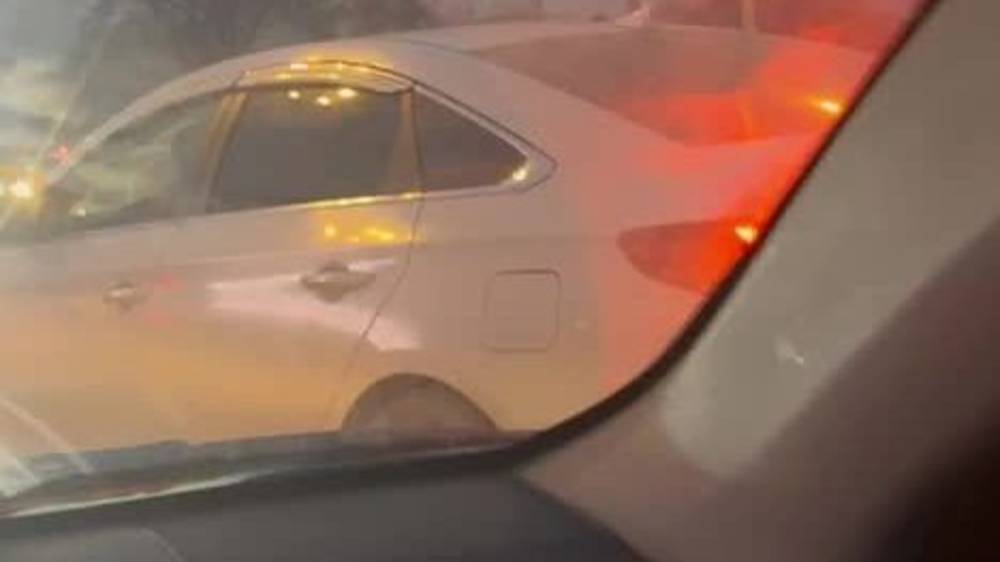 «Соната» поворачивает со второй полосы, едва не создав аварию. Видео