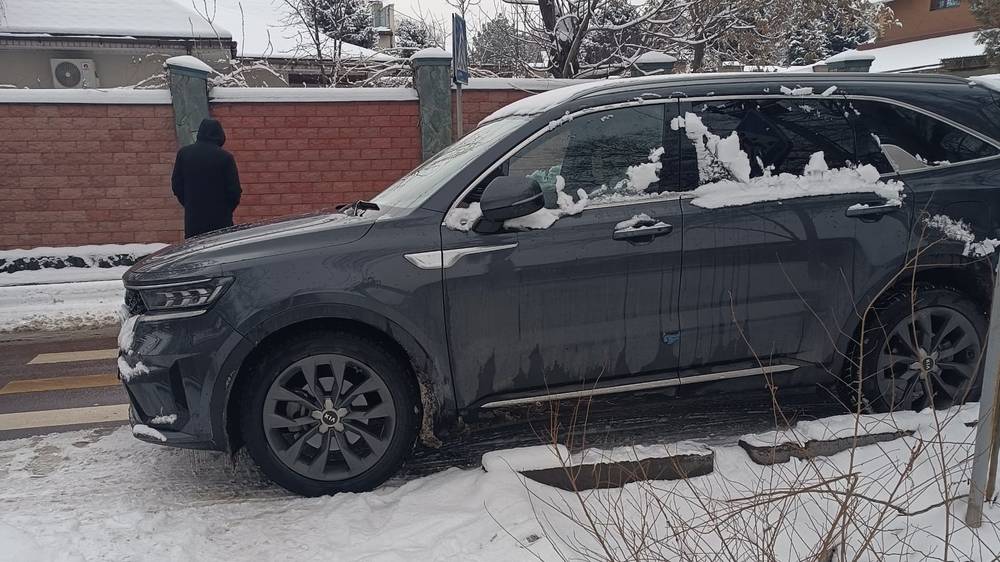 «Киа» припаркована на «зебре». Фото