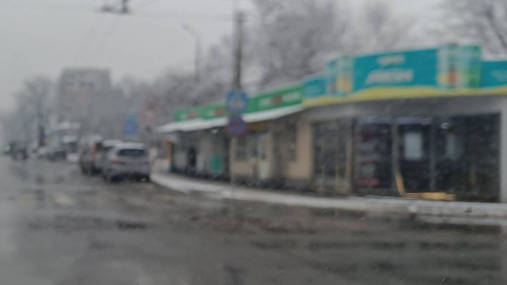 Остановка на Жибек Жолу снова заставлена машинами. Фото