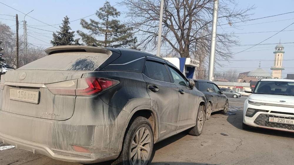 Территория заправки на Жибек Жолу заставлена машинами. Фото