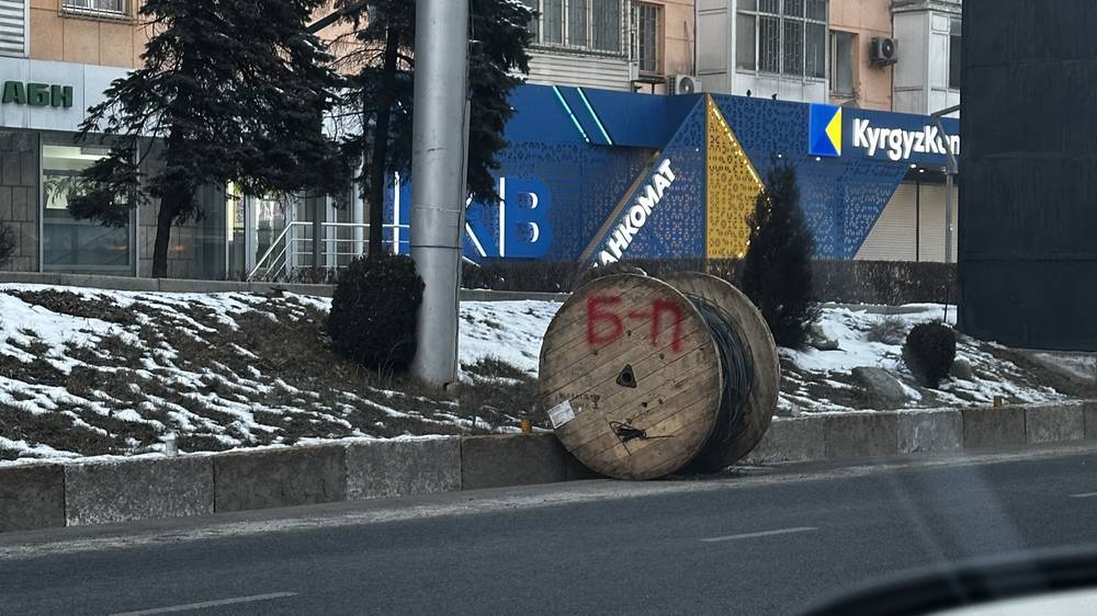 Катушка с кабелем стоит на дороге по Советской. Ответ мэрии