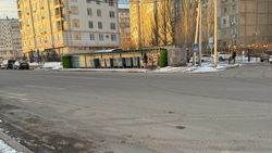 Горожанин просит обновить разметку на дороге в 12 мкр. Фото