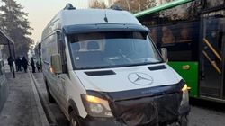 Грузовой бус припарковался на остановке, мешая автобусам. Видео