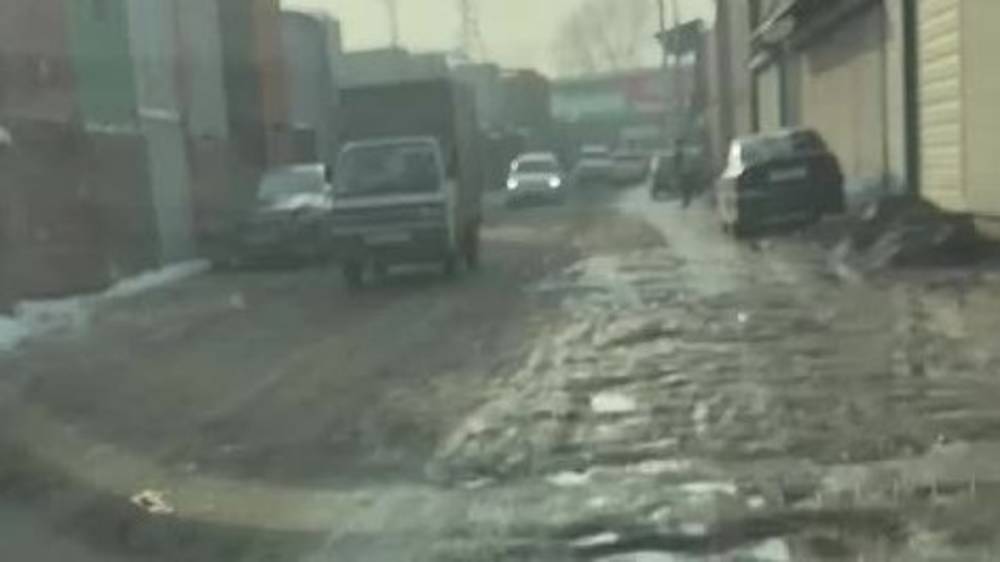 Водитель жалуется на состояние дороги на Дордое. Видео