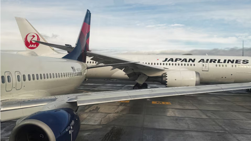 Правое крыло самолета Japan Airlines ударяется о хвост самолета Delta Air Lines во время руления в международном аэропорту Сиэтл-Такома в Ситаке, округ 