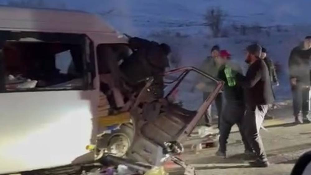 В Суусамыре столкнулись две машины. Видео с места аварии