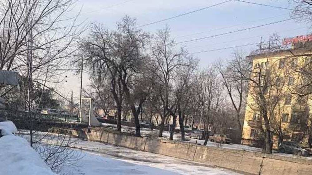 Горожанин жалуется на черный дым из трубы здания возле речки. Ответ мэрии