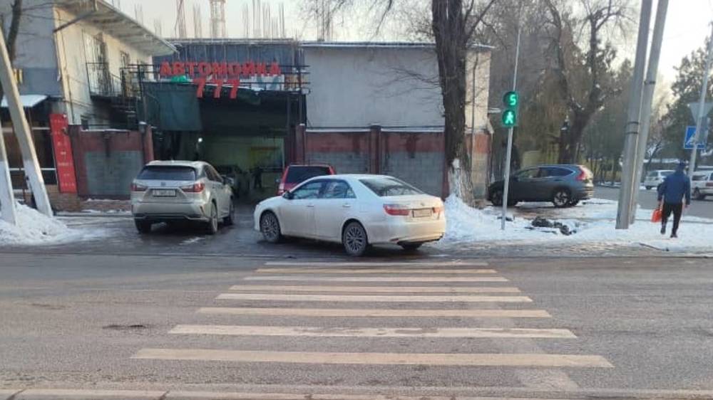 «Камри» припарковали на «зебре» на Джунусалиева. Видео