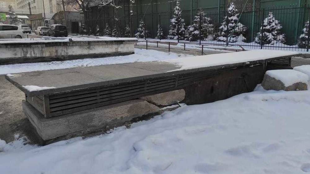 Талая вода попадает во внутрь подземной трансформаторной подстанции. Фото горожанина