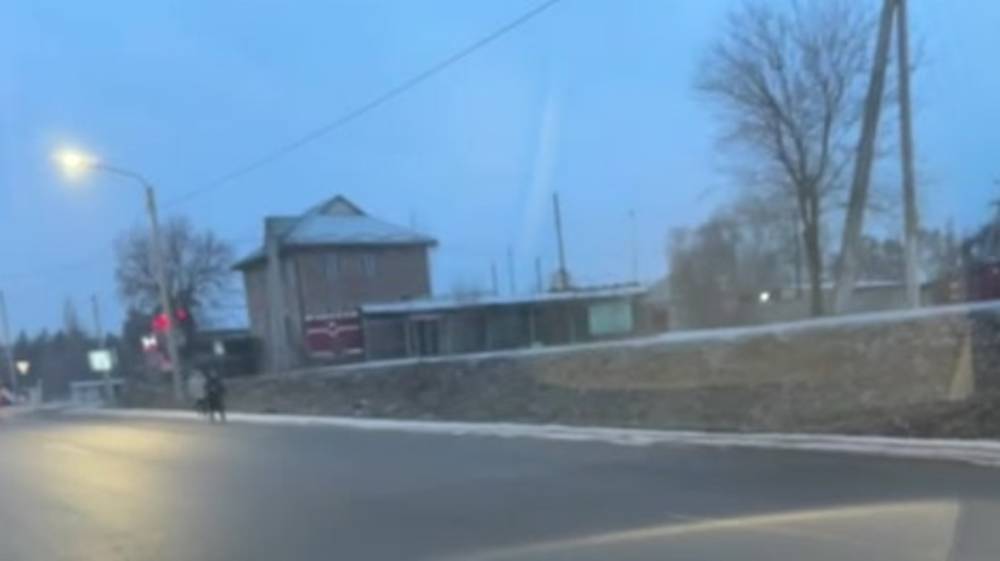 В селе Сокулук на повороте в сторону больницы не установили светофор, - житель