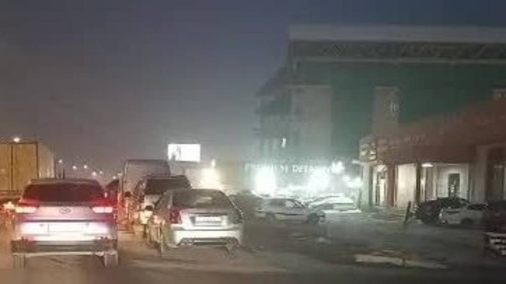 Припаркованные машины сужают дорогу по Льва Толстого. Видео горожанина