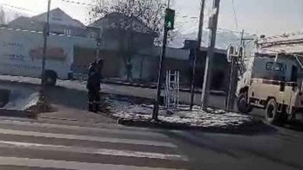 Светофор на Южной магистрали исправили после жалобы горожанина. Видео мэрии