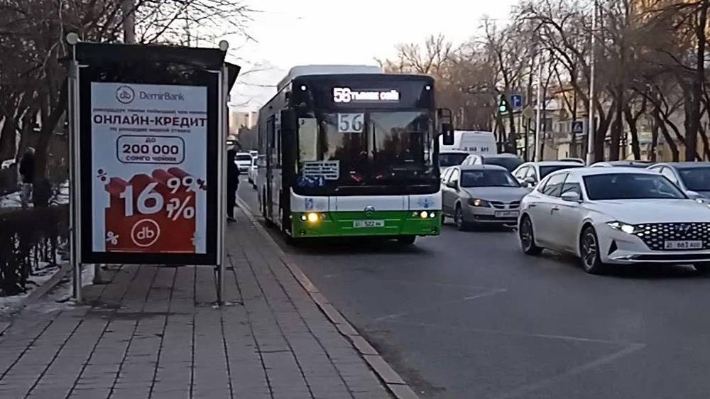На остановке на Айтматова торчат железные штыри. Видео горожанина