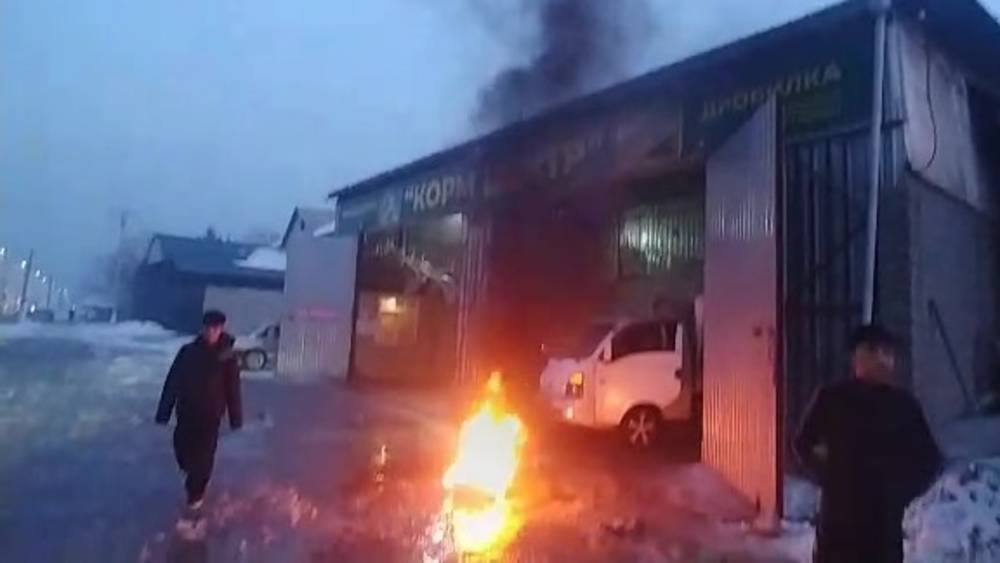 В Московском районе у центральной трассы жгут резину. Видео