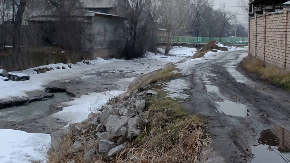 Горожане выбрасывают золу в реку Ала-Арча. Фото