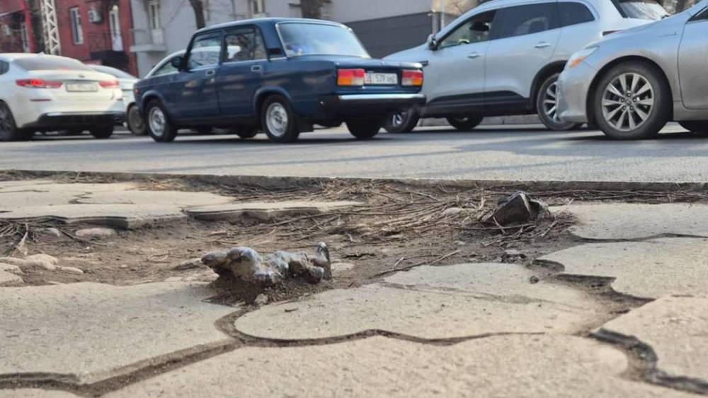 На еще одной остановке торчат железные крюки. Фото