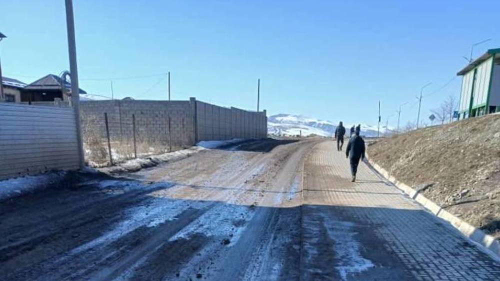 Горожанин жалуется на грязь на выезде из бывшего карьера в 12 мкр. Ответ мэрии