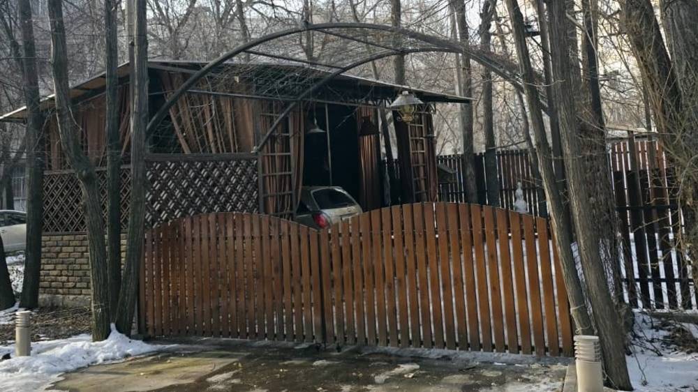 Житель 11 мкр сделал крытый и огороженный гараж посреди двора. Фото