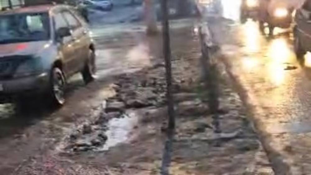 На Льва Толстого затопило тротуар. Видео горожанина