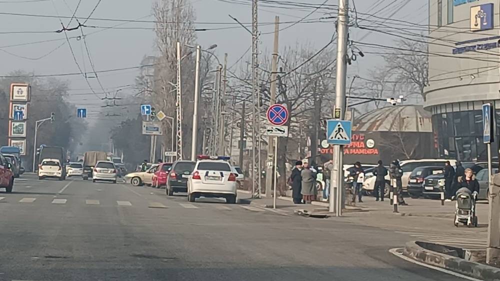 Патрульная машинa стоит в неположенном месте. Фото