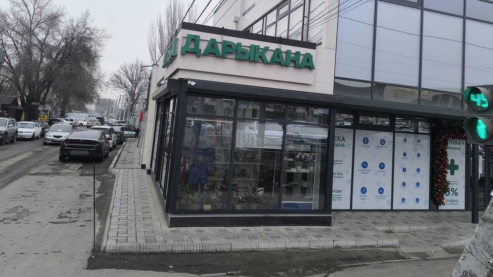 Аптека в Новопавловке заняла часть тротуара. Законно ли? Фото жителя