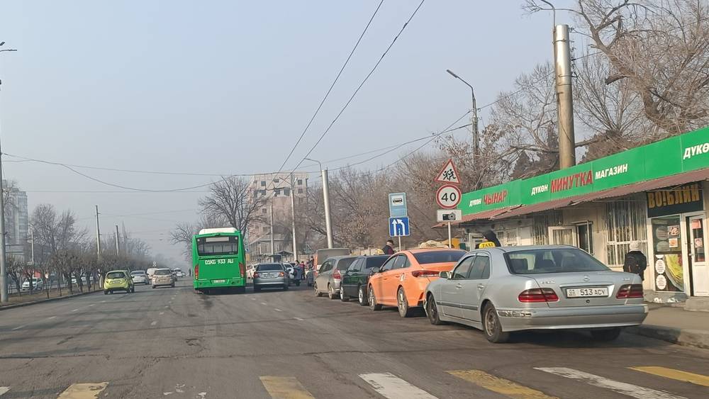 Каждый день остановки по Жибек Жолу превращаются в стоянки таксистов. Фото горожанина