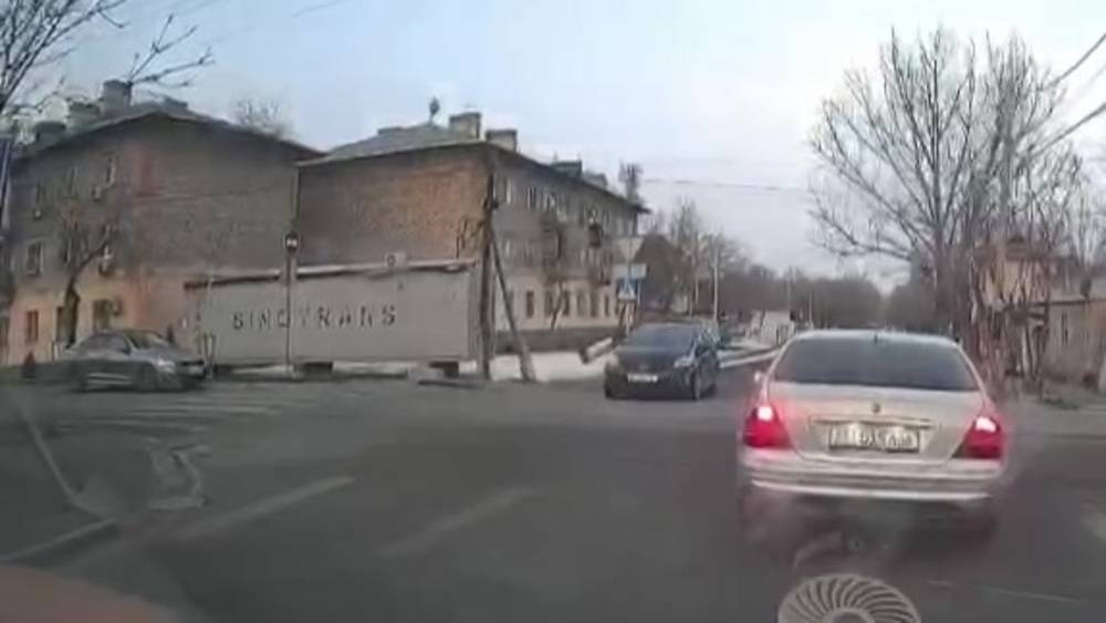 Водитель «Сонаты» едва не спровоцировал аварию. Видео