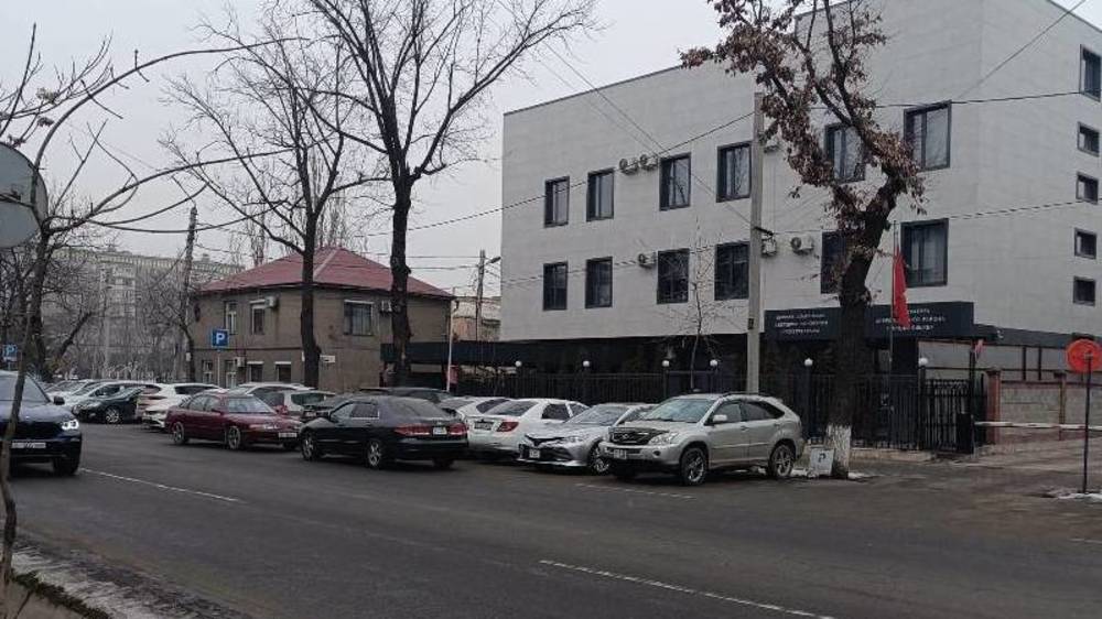 Напротив ГУВД Бишкека паркуются по встречке. Видео