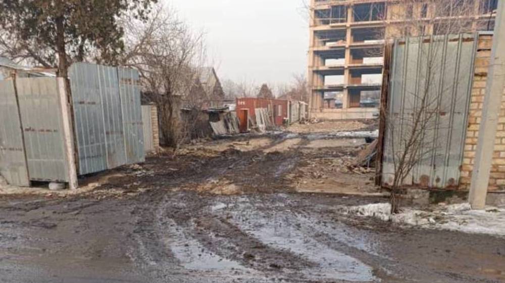 Стройтехника загрязняет и уничтожает дорогу. Фото горожанина