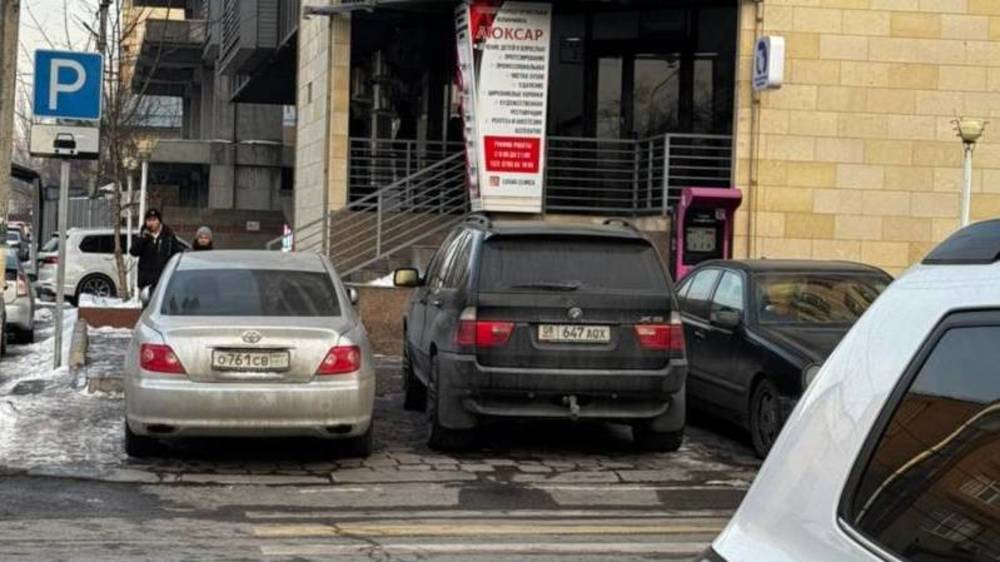 Пешеходный переход на Боконбаева заставлен машинами. Видео горожанина