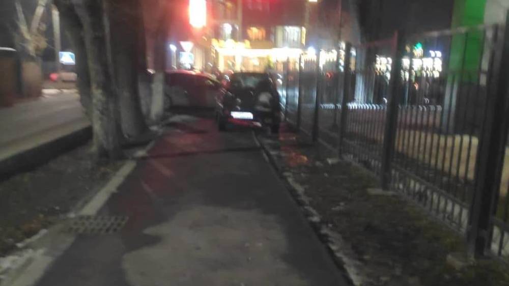Водители продолжают парковаться на тротуаре возле школы №75. Фото