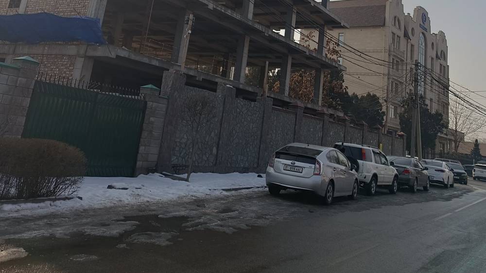 На стройке на Тыныстанова не сделали козырьки. Фото горожанина