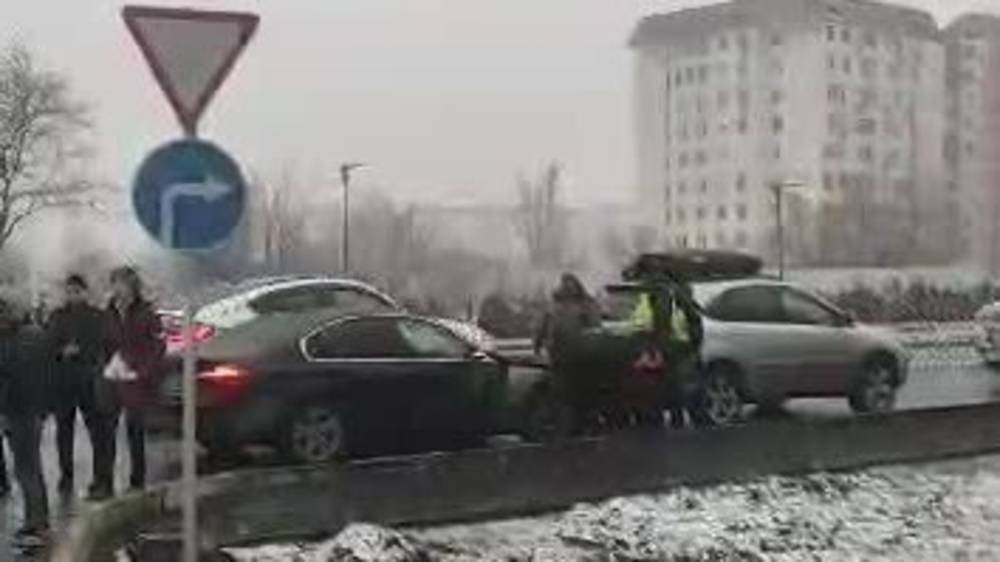 На Айтматова столкнулись две машины. Видео с места аварии