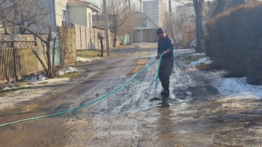 Стройку на Курчатова оштрафовали на 7500 сомов за загрязнение дороги, - мэрия
