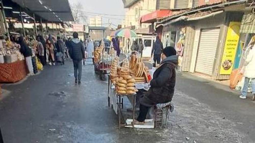 Горожанин снова жалуется на условия продажи хлеба на Орто-Сайском рынке. Фото