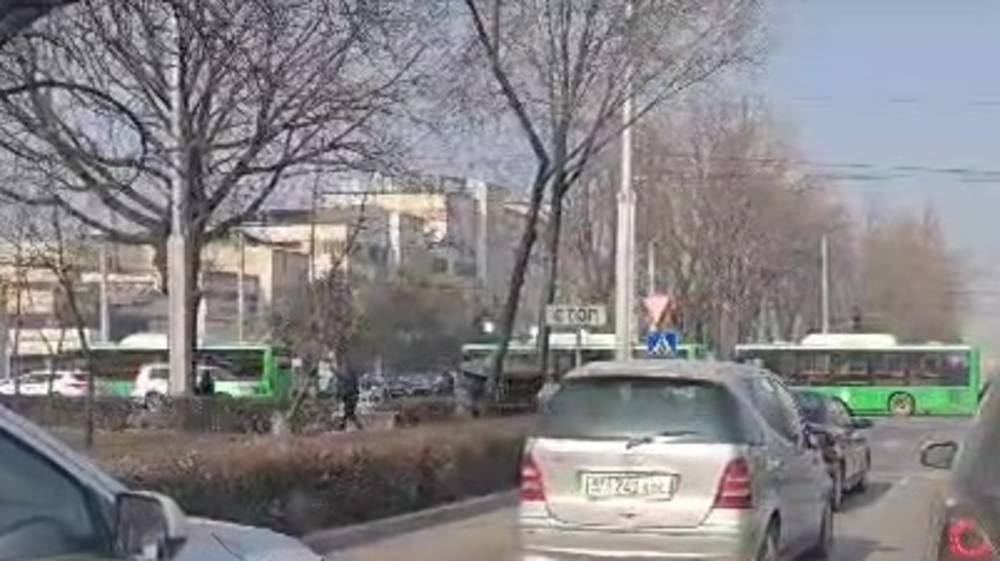 Автобусы создают затор на Чуй—Ибраимова. Видео