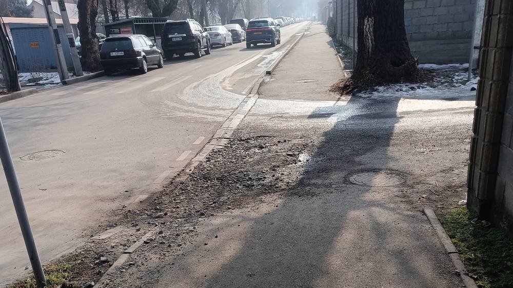 Когда заделают яму на Дзержинского? Фото горожанина