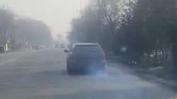 Еще один автомобиль дымит. Видео горожанина