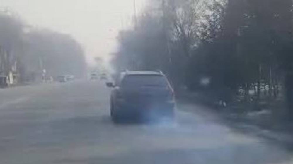 Еще один автомобиль дымит. Видео горожанина