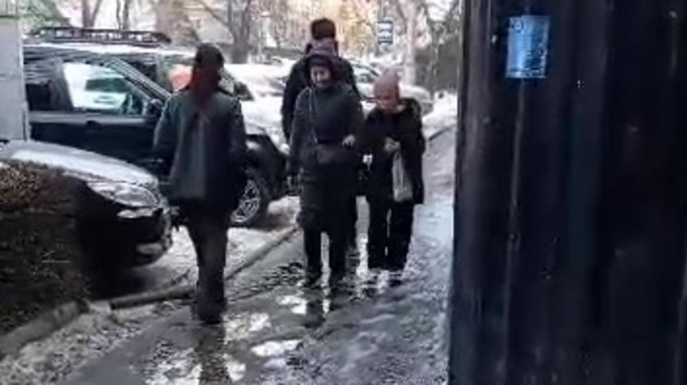 На Киевской тротуар захвачен зданием. Видео